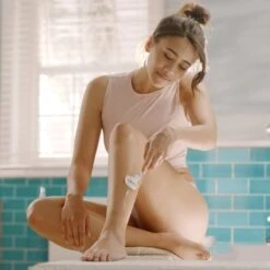 Gillette® Gillette Venus V Edition Comfortglide Strawberry Manual Razor -Biotherm Salgsbutik gillette venus v edition comfortglide strawberry manual razor 1641212966